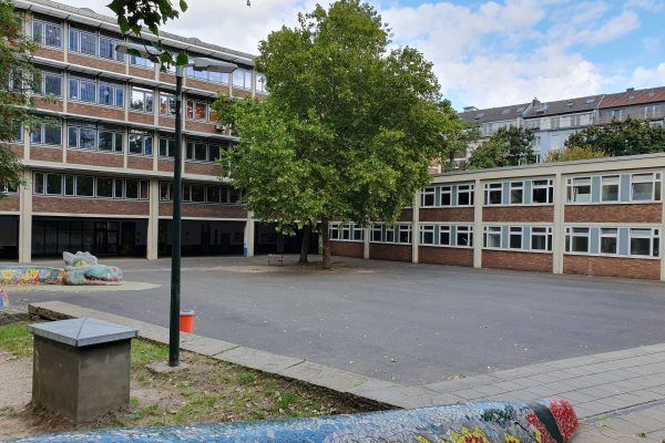 Asphaltierter Teil des Schulhofs