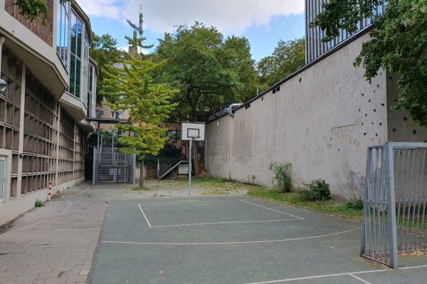 Schulhof hinter der Turnhalle