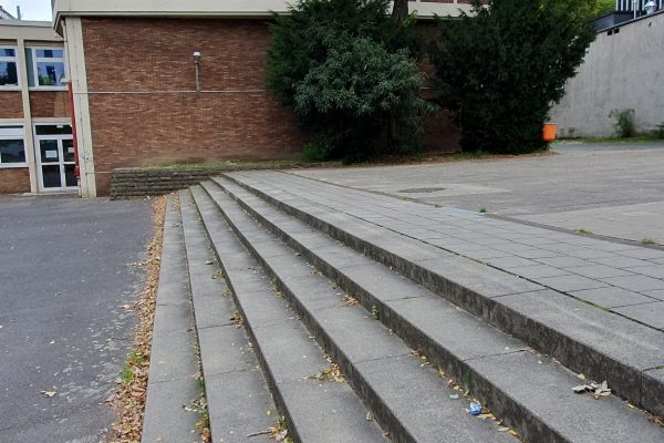 Stufen auf dem Schulhof